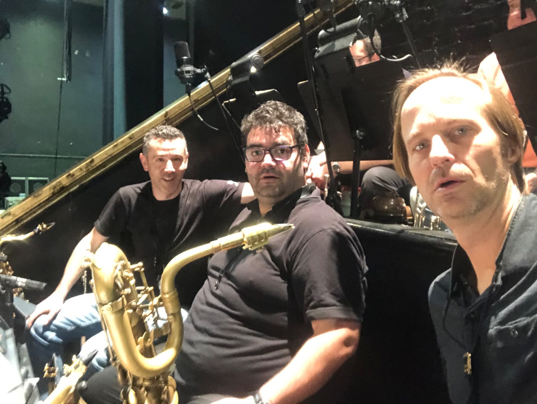 Remco Keijzer with two musicians and their saxophones between sets