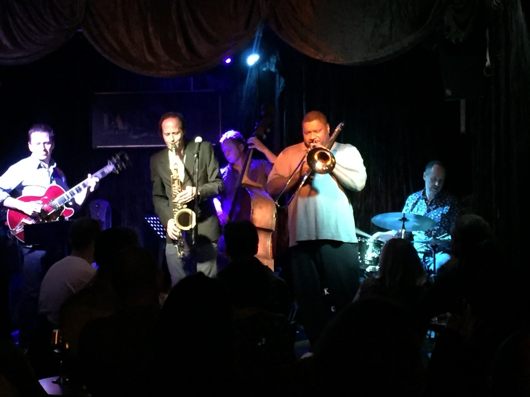 Remco Keijzer performing with a jazz ensemble and audience