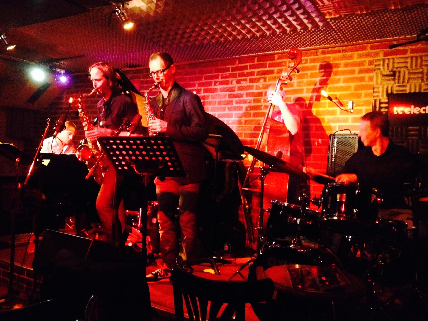 Remco Keijzer performing in a jazz club with an ensemble