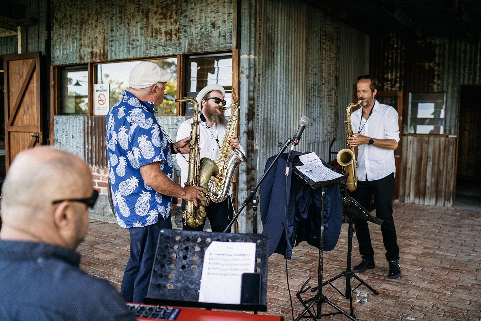 Remco Keijzer playing saxophone with musicians at an outdoor session