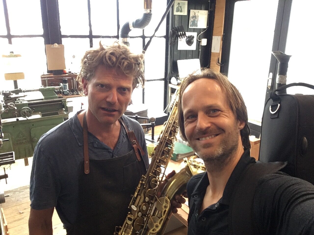 Remco Keijzer visiting a saxophone workshop with another musician