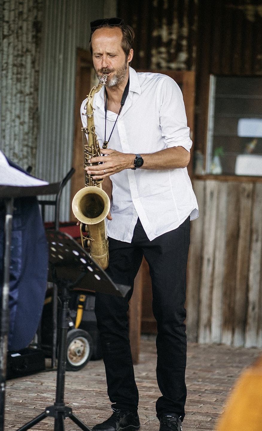Remco Keijzer performing outdoors with tenor saxophone