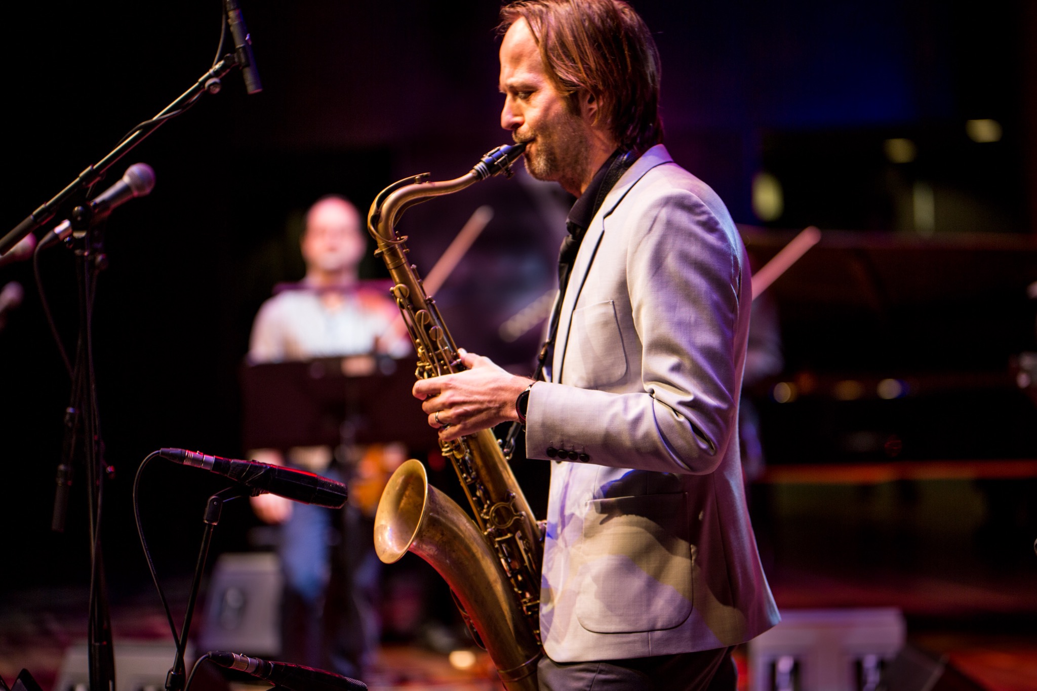 Remco Keijzer performing on tenor saxophone on stage